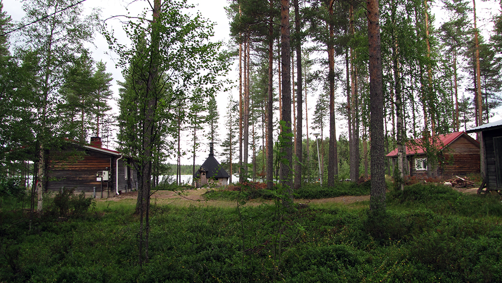 Päärakennus ja vanha mökki