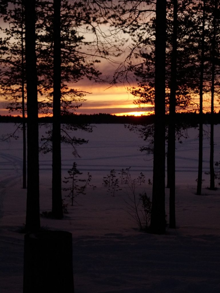 Auringonlasku huhtikuussa